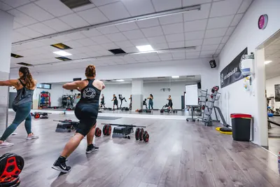 Workout im Fitnessraum mit Kurzhanteln