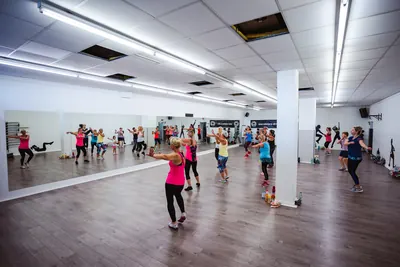 Voller Kursraum beim Fitness-Workout