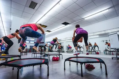 Jumping-Fitness-Kurs auf Trampolinen im Kursraum