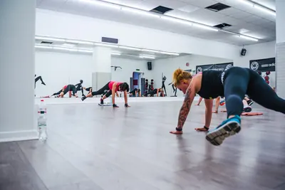 Bodenübungen beim Fitnesskurs