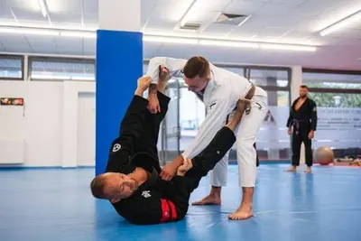 Trainer zeigt eine BJJ-Technik aus der Guard