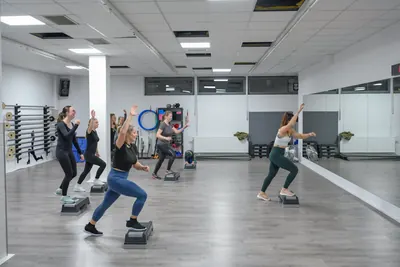 Step-Aerobic-Kurs im Fitnessraum