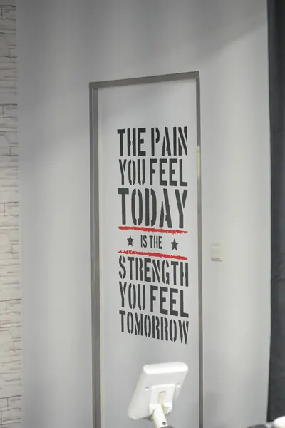 Motivationsschild an der Wand der Academy