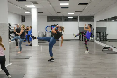 Seitliche Kicks im Kickbox-Fitnesskurs