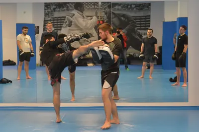 Trainer und Mitglieder der Academy beim Kickboxtraining