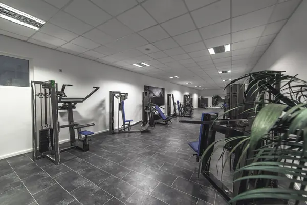 Fitnessbereich mit Geräten